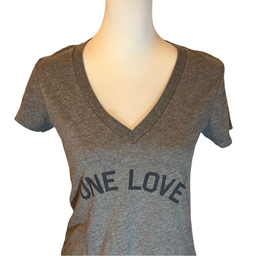 One Love Gray Slim Cut V-Neck Short Sleeve T-Shirt Sz M